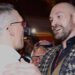 Усик і Ф’юрі влаштували дуель поглядів у ринзі після бою “Циганського короля” з Нганну. ВІДЕО