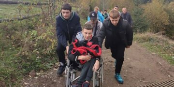 Здійснили мрію Павла: діти на руках винесли однокласника на гору в Карпатах. ФОТО