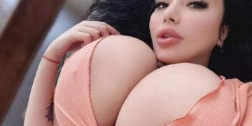 Модель із величезними грудьми ледь не стала причиною автомобільної аварії. ФОТО