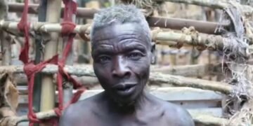 71-річний цнотливий чоловік все життя ховається від жінок і звів навколо дому високий паркан