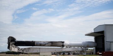 SpaceX подготовила ракету Falcon Heavy для запуска миссии NASA Psyche к астероиду-тезке