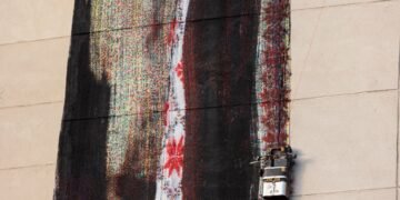 В центре Вильнюса открыли мурал, посвященный Украине. Его создавал робот – фото