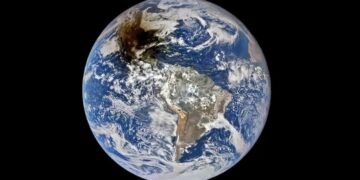 Спутник DSCOVR показал из космоса, как выглядела Земля во время солнечного затмения – фото