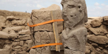 У Туреччині знайдено 11000-річну статую чоловіка-ексгібіціоніста