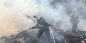 В результате обстрела Изюма пострадали восемь пожарных