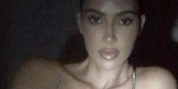 Кім Кардашян у блискучому бікіні похизувалася сексуальним бюстом. ФОТО