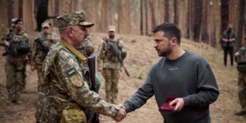 Зеленский посетил украинские войска, ведущие боевые действия на северо-востоке страны
