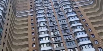 У Києві внаслідок падіння з 24 поверху загинули брат та його неповнолітня сестра