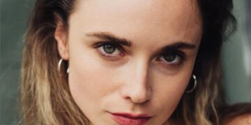 Зірка “Довбуша”, яка зіграла Марічку, позувала на дереві повністю оголеною. ФОТО