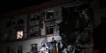 В Запорожье в результате ракетного удара по дому погибли два человека