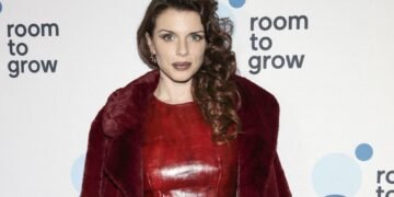 Чи то у спідниці, чи то без: Джулія Фокс прийшла на захід у сукні з вирізами