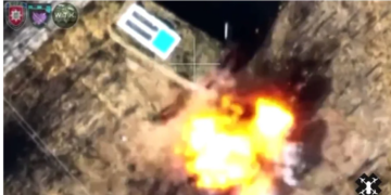 Стерненко показав, як окупанти намагалися вкрасти чиїсь двері, а дрон ЗСУ їх покарав. ВІДЕО