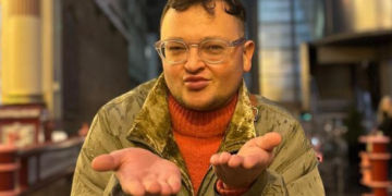 Де живе епатажний “Викрадач ароматів” Шура Стоун, чому він емігрував та як змусив росіян слухати цькування їхньою ж мовою