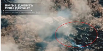 Переляканий екіпаж російської БМП розчавив своїх десантників. ВІДЕО