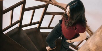 Вчені дізналися, скільки кроків сходами знижують ризик хвороб серця