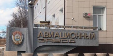Три з чотирьох влучили в ціль: ударні дрони атакували російський авіазавод, де виробляли ракети Х-59, – ГУР