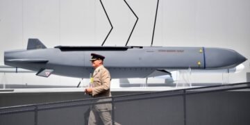 На спутниковых фото из Керчи виден повреждённый российский корабль