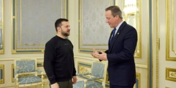 Кэмерон посетил Украину в рамках первого визита в качестве главы Форин-офиса