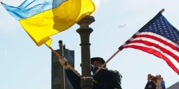 Опрос: Почти половина американцев считают, что США тратят на Украину слишком много