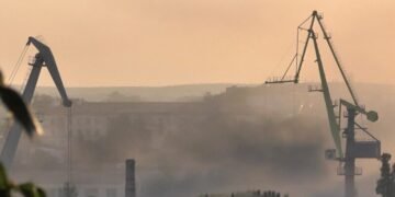 ВС Украины нанесли удары по заводу в оккупированной Керчи