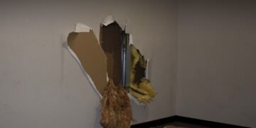 В Киеве злоумышленники сбежали от полиции через дыру в стене