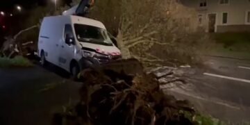 Разрушительный шторм “Кьяран” обрушился на Северную Европу. ВИДЕО
