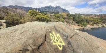 Российские захватчики преследуют жителей Крыма за проукраинские татуировки