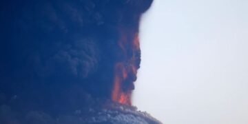 Всю неделю в России на Камчатке извергается вулкан. ВИДЕО