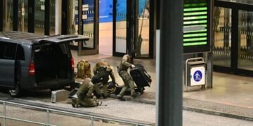 В аэропорт на авто прорвался вооруженный мужчина: с ним в салоне ребенок. ВИДЕО