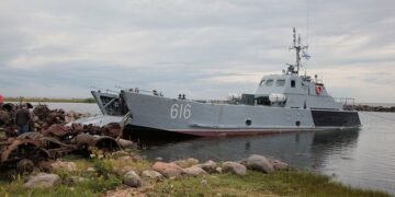 В Крыму потоплены два десантных корабляРФ:  ГУР показало ВИДЕО боя