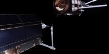 “Новый спутник Земли”: над поверхностью планеты проносится сумка с инструментами