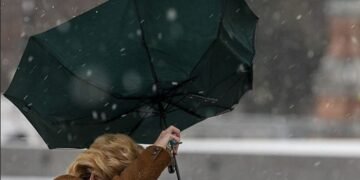 Сильные дожди, снег, порывы ветра: синоптики прогнозируют в Украине резкое ухудшение погоды