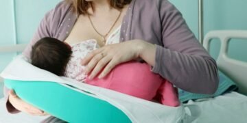 В России призывают “переориентировать” девушек рожать детей, а не получать образование