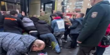 Во Львове женщина угодила под автобус и застряла под ним. ВИДЕО