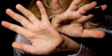 “Рисовал с девочками”: учитель из Винницы развращал школьниц