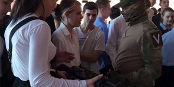 “Примеряют бронежилеты и дают автоматы”: в Мариуполе оккупанты готовят школьников к войне