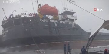 Сухогруз, вышедший из Одессы, в море переломился пополам. ВИДЕО