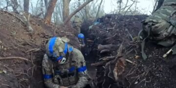 “Мы окружены, по нам бьет танк”, –  боевой медик показала ужас эвакуации раненых. ВИДЕО