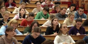 В вузах Украины откажутся от преподавания на украинском большинства дисциплин: что происходит