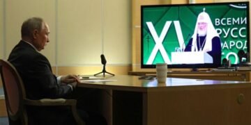 Путин требует усилить военное и религиозное воспитание в школах РФ