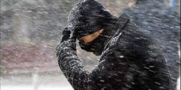 В Харькове мощный ветер поднял крышу дома целиком. ВИДЕО
