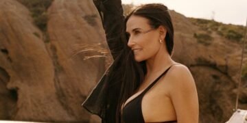 60-річна Демі Мур у бікіні приголомшила стрункою та підтягнутою фігурою