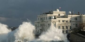 “Найсильніший за останні 100 років”. Окупований Крим накрив потужний шторм: що відомо