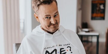 Закрита церемонія та багато сліз: у Лос-Анджелесі поховали Меттью Перрі. ФОТО. ВІДЕО