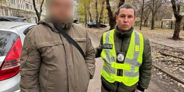 У Києві п’яний чоловік облив пивом та облаяв жінку з дитиною через українську мову
