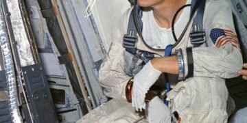 Умер астронавт NASA, первым увидевший обратную сторону Луны. Ему было 95 лет
