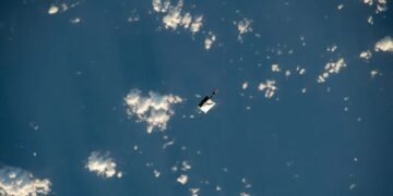 Астронавты потеряли в космосе сумку – теперь ее можно увидеть в бинокль