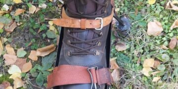 Киевский лицеист создал противоминные ботинки от “лепестков” – фото