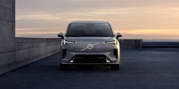 Volvo официально представила электрический минивэн со “скандинавской гостиной” – фото