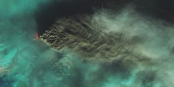 NASA показало извержение вулкана Ключевская Сопка в России со спутника – фото